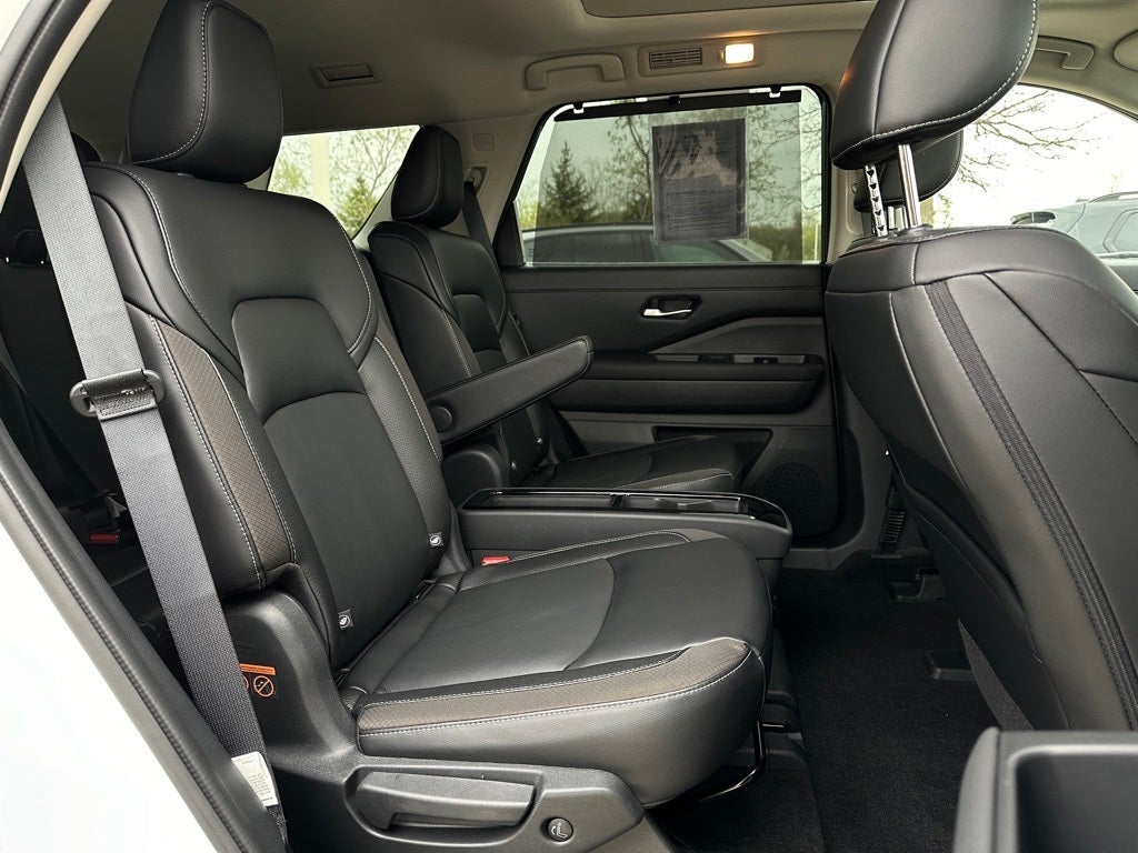 2024 Nissan Pathfinder SL 4WD Premium Package